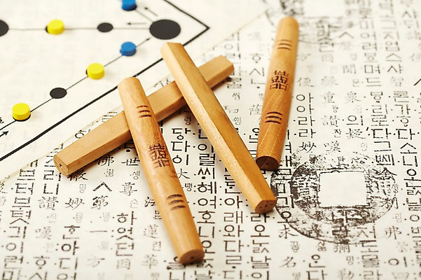 포토 JPG 스튜디오촬영 한국문화 한국전통 명절 종이 전통문화 백그라운드 새해 전통소품 실내 사람없음 전통놀이 윷 윷놀이 한지 오브젝트 윷판 국내포토 동양문화 전통 기념일 문화 놀이 한국 내부 파일형식