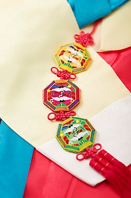 포토 JPG 스튜디오촬영 한국문화 한국전통 옷 명절 전통문화 백그라운드 새해 전통소품 실내 사람없음 학 한복 오브젝트 노리개 자수 국내포토 동양문화 전통 기념일 문화 조류 한국 내부 전통의상 파일형식