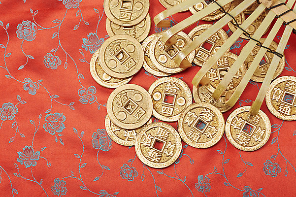 포토 JPG 스튜디오촬영 백그라운드 돈 새해 실내 사람없음 금융 경제 동전 천 오브젝트 엽전 갈퀴 국내포토 내부 직물 재산 파일형식