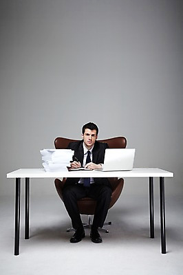 포토 JPG 스튜디오촬영 전신 서양인 외국인 백인 해외기획촬영 라이프스타일 2012년태국 남자 맨라이프 의자 비즈니스 회색배경 실내 한명 사람 앉기 정장 성인 앞모습 30대 비즈니스라이프 노트북 펜 다이어리 기록 업무 직장인 비즈니스맨 작업실 책상 문서 남자만 남자한명만 성인남자만 성인한명만 성인남자한명만 장년만 장년남자만 장년남자한명만 성인만 국내포토 직업 1 옷 뷰포인트 가구 백그라운드 모션 인종 내부 생활 장년 전자제품 필기구 사무용품 회색 작업 파일형식