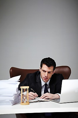 포토 JPG 스튜디오촬영 서양인 외국인 백인 해외기획촬영 라이프스타일 2012년태국 남자 시계 맨라이프 의자 비즈니스 회색배경 실내 한명 사람 정장 상반신 성인 앞모습 30대 비즈니스라이프 노트북 펜 다이어리 기록 시간 업무 직장인 비즈니스맨 작업실 모래시계 책상 문서 남자만 남자한명만 성인남자만 성인한명만 성인남자한명만 장년만 장년남자만 장년남자한명만 성인만 국내포토 직업 1 옷 모래 뷰포인트 가구 백그라운드 인종 내부 생활 장년 전자제품 필기구 사무용품 회색 작업 파일형식