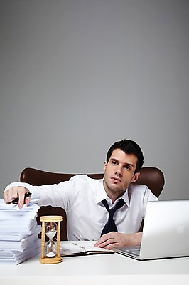 포토 JPG 스튜디오촬영 서양인 외국인 백인 해외기획촬영 라이프스타일 2012년태국 남자 시계 맨라이프 의자 비즈니스 회색배경 실내 한명 사람 정장 상반신 성인 앞모습 30대 비즈니스라이프 노트북 펜 다이어리 시간 업무 직장인 비즈니스맨 작업실 모래시계 책상 문서 업무과다 남자만 남자한명만 성인남자만 성인한명만 성인남자한명만 장년만 장년남자만 장년남자한명만 성인만 국내포토 직업 1 옷 모래 뷰포인트 가구 백그라운드 인종 내부 생활 장년 전자제품 필기구 사무용품 회색 작업 파일형식