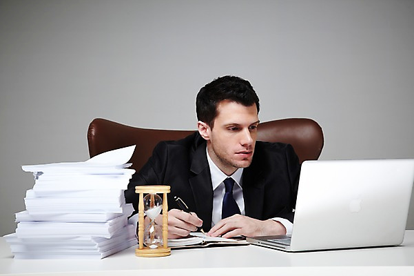 포토 JPG 스튜디오촬영 서양인 외국인 백인 해외기획촬영 라이프스타일 응시 2012년태국 남자 시계 맨라이프 의자 비즈니스 회색배경 실내 한명 사람 정장 상반신 성인 앞모습 30대 비즈니스라이프 노트북 펜 다이어리 기록 시간 업무 직장인 비즈니스맨 작업실 모래시계 책상 문서 남자만 남자한명만 성인남자만 성인한명만 성인남자한명만 장년만 장년남자만 장년남자한명만 성인만 국내포토 직업 1 시선 옷 모래 뷰포인트 가구 백그라운드 인종 내부 생활 장년 전자제품 필기구 사무용품 회색 작업 파일형식