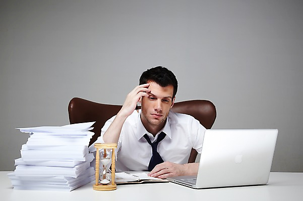 포토 JPG 스튜디오촬영 서양인 외국인 백인 해외기획촬영 라이프스타일 2012년태국 남자 시계 맨라이프 의자 비즈니스 회색배경 실내 피곤 한명 사람 정장 상반신 성인 앞모습 30대 비즈니스라이프 노트북 펜 다이어리 시간 업무 직장인 비즈니스맨 작업실 모래시계 책상 문서 업무과다 남자만 남자한명만 성인남자만 성인한명만 성인남자한명만 장년만 장년남자만 장년남자한명만 성인만 국내포토 직업 1 옷 모래 뷰포인트 가구 백그라운드 컨셉 인종 내부 생활 장년 전자제품 필기구 사무용품 회색 작업 파일형식