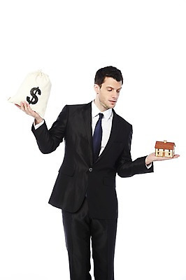 포토 JPG 스튜디오촬영 서양인 외국인 백인 해외기획촬영 라이프스타일 응시 2012년태국 남자 맨라이프 포즈 돈 비즈니스 모션 부동산 주택 실내 한명 서기 들기 누끼 사람 정장 성인 앞모습 30대 금융 경제 비즈니스라이프 달러 미니어처 직장인 비즈니스맨 비교 돈다발 주머니 집값 남자만 남자한명만 성인남자만 성인한명만 성인남자한명만 장년만 장년남자만 장년남자한명만 성인만 국내포토 직업 1 시선 옷 뷰포인트 컨셉 인종 내부 건물 생활 장년 모형 재산 파일형식