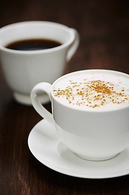 포토 JPG 스튜디오촬영 커피 음료 음식 백그라운드 컨셉 탁자 디저트 잔 실내 근접촬영 사람없음 아웃포커스 컵 거품 커피잔 찻잔 컵받침 원두커피 시나몬가루 국내포토 식기 뷰포인트 가구 촬영기법 내부 가루 받침대 시나몬 파일형식