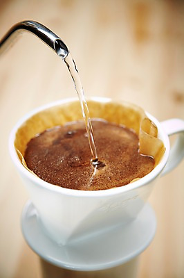 포토 JPG 스튜디오촬영 커피 음료 음식 백그라운드 컨셉 재료 주전자 디저트 물줄기 실내 근접촬영 사람없음 아웃포커스 원두 붓기 커피잔 찻잔 가루 원두커피 아메리카노 드립 드립커피 핸드드립 국내포토 뷰포인트 모션 주방용품 잔 촬영기법 내부 물 커피용품 파일형식