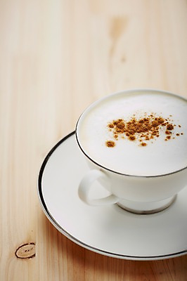 포토 JPG 스튜디오촬영 커피 음료 음식 백그라운드 컨셉 탁자 디저트 잔 실내 근접촬영 사람없음 아웃포커스 컵 거품 커피잔 찻잔 컵받침 시나몬가루 라떼 국내포토 식기 뷰포인트 가구 촬영기법 내부 가루 받침대 시나몬 파일형식