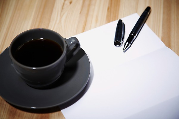 포토 JPG 스튜디오촬영 종이 커피 음료 음식 백그라운드 컨셉 탁자 디저트 잔 프레임 실내 사람없음 컵 필기구 펜 커피잔 찻잔 컵받침 알림 원두커피 아메리카노 국내포토 식기 가구 문구용품 내부 받침대 파일형식