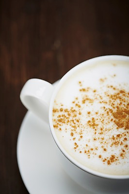 포토 JPG 스튜디오촬영 커피 음료 음식 백그라운드 컨셉 디저트 잔 실내 근접촬영 사람없음 아웃포커스 컵 거품 커피잔 찻잔 컵받침 시나몬가루 라떼 국내포토 식기 뷰포인트 촬영기법 내부 가루 받침대 시나몬 파일형식