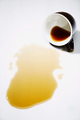 포토 JPG 스튜디오촬영 커피 음료 음식 백그라운드 컨셉 디저트 잔 실내 사람없음 컵 머그컵 커피잔 원두커피 쏟아짐 아메리카노 실수 흘림 국내포토 식기 모션 내부 파일형식