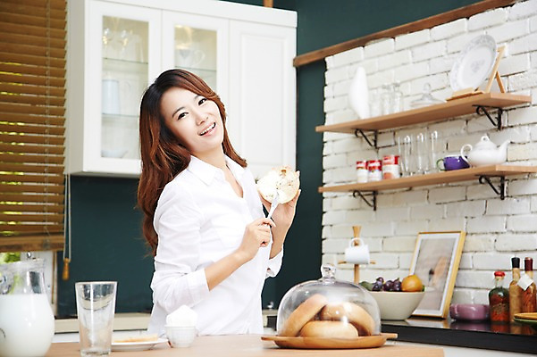 포토 JPG 스튜디오촬영 직업 우먼라이프 라이프스타일 그릇 접시 여자 여유 음식 빵 와이셔츠 아침 잔 실내 한명 미소 웃음 들기 사람 동양인 상반신 20대 성인 옆모습 아웃포커스 컵 주방 한국인 우유 기상 직장인 비즈니스우먼 아침식사 크림 상쾌 베이글 여자만 여자한명만 성인여자만 청년만 청년여자만 성인한명만 청년여자한명만 성인여자한명만 성인만 혼족 국내포토 주간 1 식기 감정 뷰포인트 셔츠 비즈니스 모션 유제품 촬영기법 표정 인종 청년 내부 생활 식사 싱글라이프 파일형식