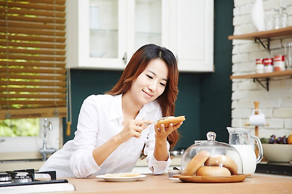 포토 JPG 스튜디오촬영 직업 우먼라이프 라이프스타일 그릇 접시 여자 여유 음식 빵 와이셔츠 아침 실내 한명 미소 웃음 들기 사람 동양인 상반신 20대 성인 아웃포커스 주방 한국인 우유 기상 직장인 비즈니스우먼 아침식사 크림 상쾌 베이글 여자만 여자한명만 성인여자만 청년만 청년여자만 성인한명만 청년여자한명만 성인여자한명만 성인만 혼족 국내포토 주간 1 식기 감정 셔츠 비즈니스 모션 유제품 촬영기법 표정 인종 청년 내부 생활 식사 싱글라이프 파일형식