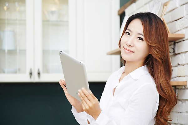 포토 JPG 스튜디오촬영 직업 우먼라이프 라이프스타일 여자 여유 와이셔츠 아침 실내 한명 미소 웃음 들기 사람 동양인 상반신 20대 성인 옆모습 아웃포커스 태블릿 주방 한국인 기상 웹서핑 직장인 비즈니스우먼 상쾌 여자만 여자한명만 성인여자만 청년만 청년여자만 성인한명만 청년여자한명만 성인여자한명만 성인만 국내포토 주간 1 감정 뷰포인트 셔츠 비즈니스 모션 촬영기법 표정 인종 청년 내부 생활 전자제품 스마트기기 파일형식