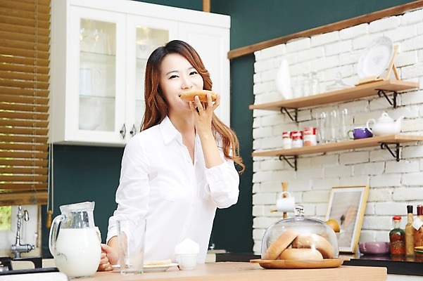 포토 JPG 스튜디오촬영 직업 우먼라이프 라이프스타일 그릇 접시 여자 여유 음식 빵 와이셔츠 아침 잔 실내 한명 미소 웃음 들기 사람 동양인 상반신 20대 성인 컵 주방 한국인 우유 기상 직장인 비즈니스우먼 아침식사 먹기 크림 상쾌 베이글 여자만 여자한명만 성인여자만 청년만 청년여자만 성인한명만 청년여자한명만 성인여자한명만 성인만 혼족 국내포토 주간 1 식기 감정 셔츠 비즈니스 모션 유제품 표정 인종 청년 내부 생활 식사 싱글라이프 파일형식
