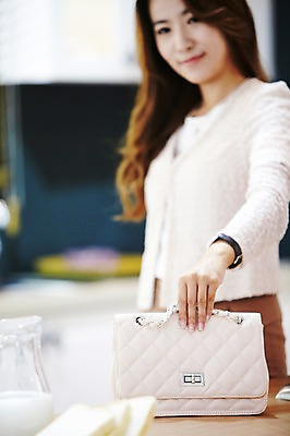 포토 JPG 스튜디오촬영 직업 우먼라이프 라이프스타일 여자 음식 가방 비즈니스 아침 실내 샌드위치 한명 미소 웃음 사람 동양인 정장 상반신 20대 성인 옆모습 아웃포커스 주방 한국인 우유 핸드백 직장인 비즈니스우먼 변화 출근준비 과정 여자만 여자한명만 성인여자만 청년만 청년여자만 성인한명만 청년여자한명만 성인여자한명만 성인만 국내포토 주간 1 잡화 옷 뷰포인트 컨셉 유제품 촬영기법 표정 인종 청년 내부 생활 출근 파일형식