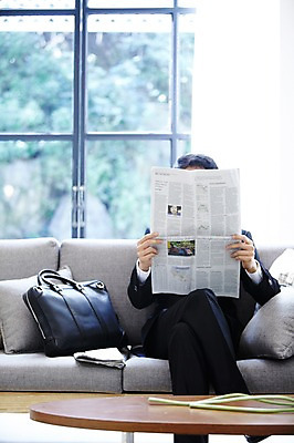 포토 JPG 스튜디오촬영 직업 라이프스타일 남자 맨라이프 서류가방 가방 비즈니스 창문 아침 실내 한명 들기 사람 앉기 동양인 정장 20대 성인 앞모습 소파 한국인 다리꼬기 직장인 비즈니스맨 신문 변화 신문읽기 출근준비 과정 남자만 남자한명만 성인남자만 청년만 청년남자만 청년남자한명만 성인한명만 성인남자한명만 성인만 국내포토 주간 1 잡화 옷 뷰포인트 컨셉 의자 모션 인종 청년 내부 생활 간행물 뉴스 읽기 출근 파일형식