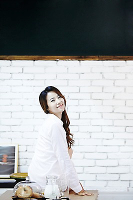 포토 JPG 스튜디오촬영 직업 우먼라이프 라이프스타일 긴머리 여자 여유 음식 빵 와이셔츠 아침 잔 실내 한명 미소 웃음 사람 앉기 동양인 상반신 20대 성인 옆모습 컵 주방 한국인 우유 기상 직장인 비즈니스우먼 아침식사 상쾌 베이글 여자만 여자한명만 성인여자만 청년만 청년여자만 성인한명만 청년여자한명만 성인여자한명만 성인만 혼족 국내포토 주간 1 헤어스타일 식기 감정 뷰포인트 셔츠 비즈니스 모션 유제품 표정 인종 청년 내부 생활 식사 싱글라이프 파일형식