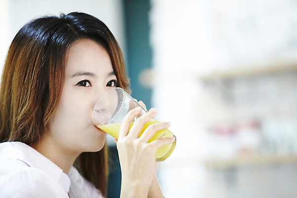 포토 JPG 스튜디오촬영 직업 우먼라이프 라이프스타일 여자 여유 음료 아침 실내 한명 들기 사람 동양인 상반신 20대 성인 옆모습 아웃포커스 컵 주방 주스 한국인 마시기 기상 직장인 비즈니스우먼 오렌지주스 먹기 상쾌 여자만 여자한명만 성인여자만 청년만 청년여자만 성인한명만 청년여자한명만 성인여자한명만 성인만 국내포토 주간 1 식기 감정 뷰포인트 비즈니스 모션 촬영기법 인종 청년 내부 생활 과일주스 파일형식