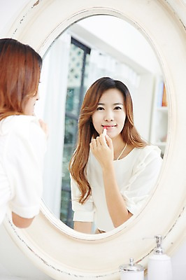 포토 JPG 스튜디오촬영 직업 우먼라이프 라이프스타일 여자 비즈니스 아침 실내 한명 들기 사람 동양인 정장 상반신 20대 성인 아웃포커스 화장 반사 화장품 거울 한국인 립스틱 직장인 비즈니스우먼 변화 바르기 화장대 출근준비 과정 여자만 여자한명만 성인여자만 청년만 청년여자만 성인한명만 청년여자한명만 성인여자한명만 성인만 국내포토 주간 1 옷 가구 컨셉 모션 촬영기법 인종 청년 내부 생활 뷰티 출근 파일형식