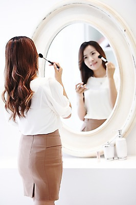 포토 JPG 스튜디오촬영 직업 우먼라이프 라이프스타일 여자 비즈니스 아침 실내 한명 서기 들기 사람 동양인 정장 20대 성인 뒷모습 아웃포커스 화장 반사 화장품 거울 한국인 붓 직장인 비즈니스우먼 변화 볼터치 화장대 출근준비 과정 여자만 여자한명만 성인여자만 청년만 청년여자만 성인한명만 청년여자한명만 성인여자한명만 성인만 국내포토 주간 1 옷 뷰포인트 가구 컨셉 모션 촬영기법 인종 청년 내부 생활 뷰티 출근 파일형식