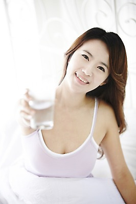 포토 JPG 스튜디오촬영 직업 우먼라이프 라이프스타일 여자 여유 아침 잔 실내 한명 미소 웃음 들기 사람 동양인 상반신 20대 성인 앞모습 아웃포커스 컵 물 민소매 침실 한국인 기상 침대 직장인 비즈니스우먼 물컵 상쾌 여자만 여자한명만 성인여자만 청년만 청년여자만 성인한명만 청년여자한명만 성인여자한명만 성인만 국내포토 주간 자연요소 1 식기 감정 뷰포인트 가구 상의 비즈니스 모션 촬영기법 표정 인종 청년 내부 생활 파일형식