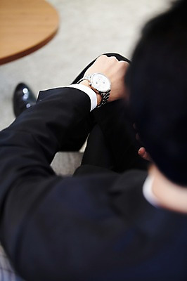 포토 JPG 스튜디오촬영 직업 라이프스타일 남자 시계 맨라이프 비즈니스 아침 실내 한명 사람 앉기 동양인 정장 20대 성인 아웃포커스 소파 하이앵글 한국인 시간 직장인 비즈니스맨 기다림 변화 지각 손목시계 출근준비 과정 남자만 남자한명만 성인남자만 청년만 청년남자만 청년남자한명만 성인한명만 성인남자한명만 성인만 국내포토 주간 1 옷 뷰포인트 컨셉 의자 장신구 모션 촬영기법 인종 청년 내부 생활 출근 파일형식