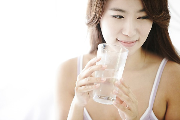 포토 JPG 스튜디오촬영 직업 우먼라이프 라이프스타일 응시 여자 여유 아침 잔 실내 한명 들기 사람 동양인 상반신 20대 성인 앞모습 컵 물 민소매 한국인 기상 직장인 비즈니스우먼 물컵 상쾌 여자만 여자한명만 성인여자만 청년만 청년여자만 성인한명만 청년여자한명만 성인여자한명만 성인만 국내포토 주간 자연요소 1 식기 시선 감정 뷰포인트 상의 비즈니스 모션 인종 청년 내부 생활 파일형식