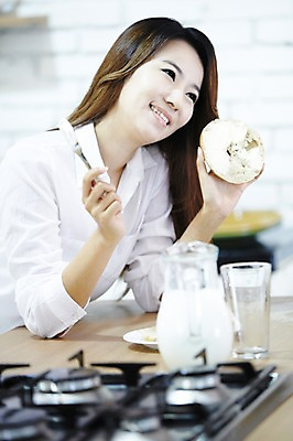 포토 JPG 스튜디오촬영 직업 우먼라이프 라이프스타일 응시 여자 여유 음식 빵 와이셔츠 아침 잔 실내 한명 미소 웃음 들기 사람 동양인 상반신 20대 성인 옆모습 아웃포커스 컵 주방 한국인 우유 기상 직장인 비즈니스우먼 가스레인지 아침식사 크림 상쾌 베이글 여자만 여자한명만 성인여자만 청년만 청년여자만 성인한명만 청년여자한명만 성인여자한명만 성인만 혼족 국내포토 주간 1 식기 시선 감정 뷰포인트 셔츠 비즈니스 모션 유제품 촬영기법 표정 인종 청년 내부 생활 식사 가전제품 레인지 싱글라이프 파일형식