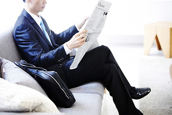 포토 JPG 스튜디오촬영 직업 라이프스타일 남자 맨라이프 서류가방 가방 비즈니스 아침 실내 한명 들기 사람 앉기 동양인 정장 20대 성인 옆모습 아웃포커스 소파 한국인 다리꼬기 직장인 비즈니스맨 신문 변화 신문읽기 출근준비 과정 남자만 남자한명만 성인남자만 청년만 청년남자만 청년남자한명만 성인한명만 성인남자한명만 성인만 국내포토 주간 1 잡화 옷 뷰포인트 컨셉 의자 모션 촬영기법 인종 청년 내부 생활 간행물 뉴스 읽기 출근 파일형식