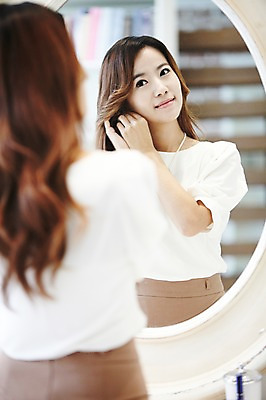 포토 JPG 스튜디오촬영 직업 우먼라이프 라이프스타일 여자 비즈니스 아침 실내 한명 사람 동양인 정장 상반신 20대 성인 뒷모습 아웃포커스 화장 반사 귀걸이 거울 한국인 직장인 비즈니스우먼 변화 화장대 출근준비 치장 과정 단장 여자만 여자한명만 성인여자만 청년만 청년여자만 성인한명만 청년여자한명만 성인여자한명만 성인만 국내포토 주간 1 옷 뷰포인트 가구 컨셉 장신구 촬영기법 인종 청년 내부 생활 뷰티 출근 파일형식