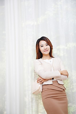 포토 JPG 스튜디오촬영 직업 우먼라이프 라이프스타일 여자 비즈니스 창문 아침 실내 한명 서기 미소 웃음 사람 동양인 정장 20대 성인 앞모습 한국인 핸드백 커튼 직장인 비즈니스우먼 변화 출근준비 과정 여자만 여자한명만 성인여자만 청년만 청년여자만 성인한명만 청년여자한명만 성인여자한명만 성인만 국내포토 주간 1 옷 뷰포인트 컨셉 가방 모션 표정 인종 청년 내부 생활 출근 파일형식