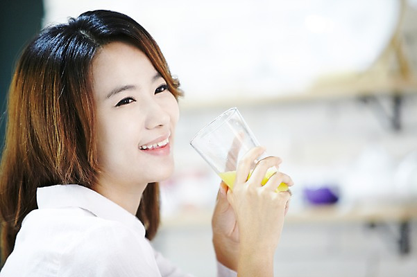 포토 JPG 스튜디오촬영 직업 우먼라이프 라이프스타일 여자 여유 음료 아침 실내 한명 미소 웃음 들기 사람 동양인 상반신 20대 성인 옆모습 아웃포커스 컵 주방 주스 한국인 기상 직장인 비즈니스우먼 오렌지주스 상쾌 여자만 여자한명만 성인여자만 청년만 청년여자만 성인한명만 청년여자한명만 성인여자한명만 성인만 국내포토 주간 1 식기 감정 뷰포인트 비즈니스 모션 촬영기법 표정 인종 청년 내부 생활 과일주스 파일형식