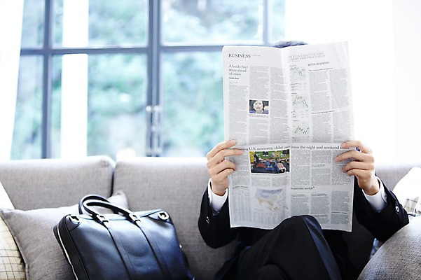 포토 JPG 스튜디오촬영 직업 라이프스타일 남자 맨라이프 서류가방 가방 비즈니스 창문 아침 실내 한명 들기 사람 앉기 동양인 정장 20대 성인 앞모습 아웃포커스 소파 한국인 직장인 비즈니스맨 신문 변화 신문읽기 출근준비 과정 남자만 남자한명만 성인남자만 청년만 청년남자만 청년남자한명만 성인한명만 성인남자한명만 성인만 국내포토 주간 1 잡화 옷 뷰포인트 컨셉 의자 모션 촬영기법 인종 청년 내부 생활 간행물 뉴스 읽기 출근 파일형식