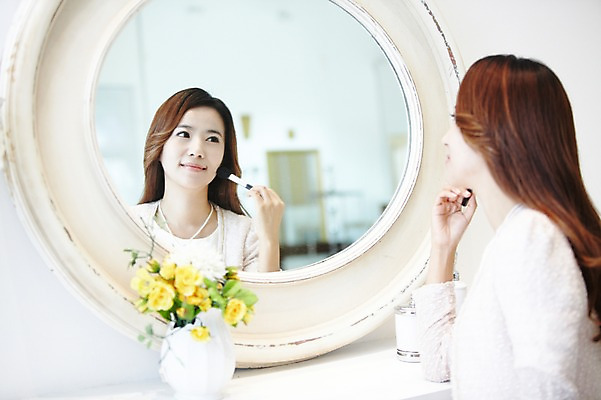 포토 JPG 스튜디오촬영 직업 우먼라이프 라이프스타일 여자 비즈니스 아침 실내 한명 들기 사람 동양인 정장 상반신 20대 성인 화장 반사 꽃병 화장품 거울 한국인 붓 직장인 비즈니스우먼 변화 볼터치 화장대 출근준비 과정 여자만 여자한명만 성인여자만 청년만 청년여자만 성인한명만 청년여자한명만 성인여자한명만 성인만 국내포토 주간 1 옷 꽃 가구 컨셉 모션 인종 청년 내부 생활 뷰티 출근 파일형식