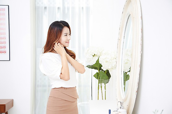 포토 JPG 스튜디오촬영 직업 우먼라이프 라이프스타일 여자 비즈니스 아침 실내 한명 미소 웃음 사람 동양인 정장 상반신 20대 성인 옆모습 화장 꽃병 귀걸이 거울 한국인 직장인 비즈니스우먼 변화 화장대 출근준비 치장 과정 단장 여자만 여자한명만 성인여자만 청년만 청년여자만 성인한명만 청년여자한명만 성인여자한명만 성인만 국내포토 주간 1 옷 꽃 뷰포인트 가구 컨셉 장신구 표정 인종 청년 내부 생활 뷰티 출근 파일형식