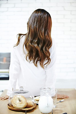 포토 JPG 스튜디오촬영 직업 우먼라이프 라이프스타일 긴머리 여자 여유 음식 빵 와이셔츠 아침 잔 실내 한명 사람 앉기 동양인 상반신 20대 성인 뒷모습 아웃포커스 컵 주방 한국인 우유 기상 직장인 비즈니스우먼 아침식사 상쾌 베이글 여자만 여자한명만 성인여자만 청년만 청년여자만 성인한명만 청년여자한명만 성인여자한명만 성인만 혼족 국내포토 주간 1 헤어스타일 식기 감정 뷰포인트 셔츠 비즈니스 모션 유제품 촬영기법 인종 청년 내부 생활 식사 싱글라이프 파일형식