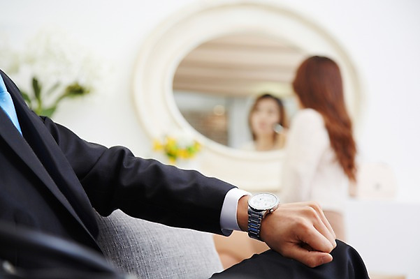 포토 JPG 스튜디오촬영 직업 우먼라이프 라이프스타일 손 여자 남자 시계 비즈니스 아침 실내 사람 앉기 동양인 정장 20대 성인 두명 옆모습 아웃포커스 소파 화장 거울 한국인 시간 직장인 비즈니스맨 비즈니스우먼 기다림 변화 지각 손목시계 화장대 출근준비 치장 과정 단장 청년만 성인만 국내포토 주간 옷 뷰포인트 가구 컨셉 의자 장신구 모션 촬영기법 인종 청년 내부 생활 신체부위 뷰티 출근 파일형식