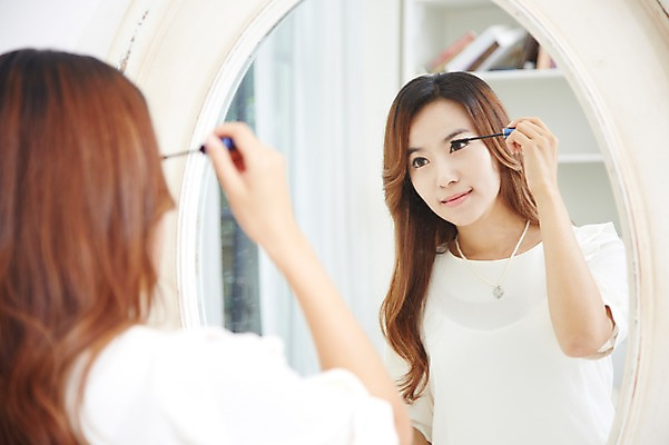 포토 JPG 스튜디오촬영 직업 우먼라이프 라이프스타일 여자 비즈니스 아침 실내 한명 들기 사람 동양인 정장 상반신 20대 성인 아웃포커스 화장 반사 화장품 거울 한국인 직장인 비즈니스우먼 변화 마스카라 바르기 화장대 출근준비 과정 여자만 여자한명만 성인여자만 청년만 청년여자만 성인한명만 청년여자한명만 성인여자한명만 성인만 국내포토 주간 1 옷 가구 컨셉 모션 촬영기법 인종 청년 내부 생활 뷰티 출근 파일형식