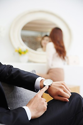 포토 JPG 스튜디오촬영 직업 우먼라이프 라이프스타일 손 여자 남자 시계 비즈니스 아침 실내 사람 앉기 동양인 정장 20대 성인 두명 옆모습 아웃포커스 소파 화장 거울 한국인 시간 직장인 비즈니스맨 비즈니스우먼 기다림 변화 지각 손목시계 화장대 출근준비 치장 과정 단장 청년만 성인만 국내포토 주간 옷 뷰포인트 가구 컨셉 의자 장신구 모션 촬영기법 인종 청년 내부 생활 신체부위 뷰티 출근 파일형식