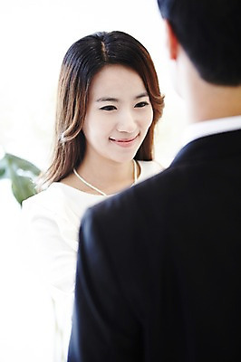 포토 JPG 스튜디오촬영 직업 우먼라이프 라이프스타일 여자 남자 비즈니스 아침 실내 미소 웃음 사람 동양인 정장 상반신 20대 성인 두명 뒷모습 아웃포커스 마주보기 한국인 직장인 비즈니스맨 비즈니스우먼 변화 출근준비 과정 청년만 성인만 국내포토 주간 옷 뷰포인트 컨셉 모션 촬영기법 표정 인종 청년 내부 생활 출근 파일형식