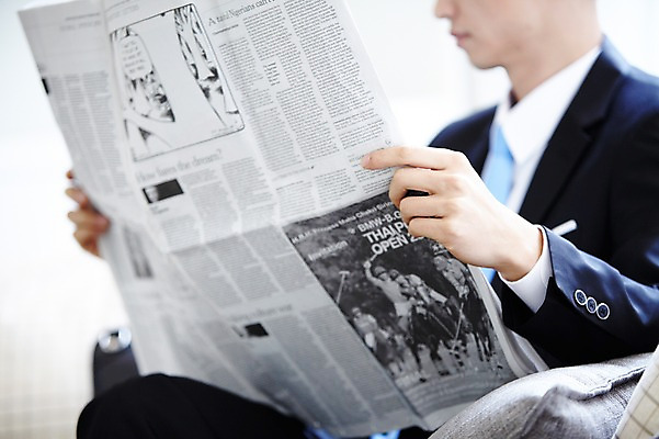 포토 JPG 스튜디오촬영 직업 라이프스타일 남자 맨라이프 비즈니스 아침 실내 한명 들기 사람 앉기 동양인 정장 20대 성인 옆모습 아웃포커스 소파 한국인 직장인 비즈니스맨 신문 변화 신문읽기 출근준비 과정 남자만 남자한명만 성인남자만 청년만 청년남자만 청년남자한명만 성인한명만 성인남자한명만 성인만 국내포토 주간 1 옷 뷰포인트 컨셉 의자 모션 촬영기법 인종 청년 내부 생활 간행물 뉴스 읽기 출근 파일형식