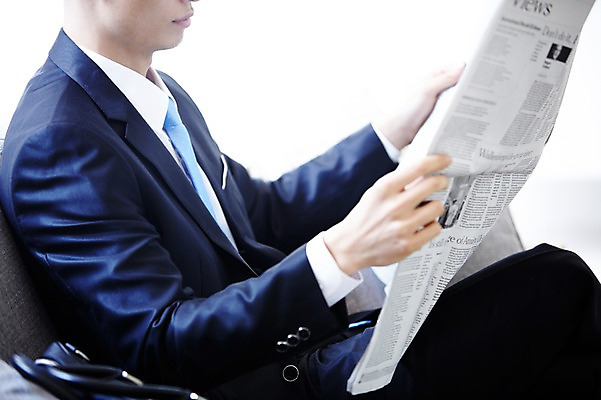 포토 JPG 스튜디오촬영 직업 라이프스타일 남자 맨라이프 비즈니스 아침 실내 한명 들기 사람 앉기 동양인 정장 20대 성인 옆모습 아웃포커스 소파 한국인 직장인 비즈니스맨 신문 변화 신문읽기 출근준비 과정 남자만 남자한명만 성인남자만 청년만 청년남자만 청년남자한명만 성인한명만 성인남자한명만 성인만 국내포토 주간 1 옷 뷰포인트 컨셉 의자 모션 촬영기법 인종 청년 내부 생활 간행물 뉴스 읽기 출근 파일형식