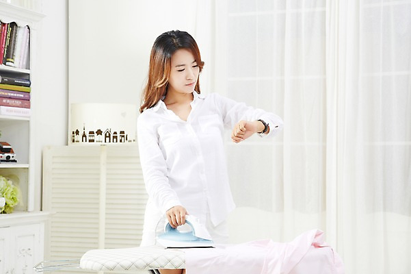 포토 JPG 스튜디오촬영 직업 우먼라이프 라이프스타일 옷 여자 비즈니스 아침 실내 한명 사람 동양인 상반신 20대 성인 앞모습 한국인 시간 직장인 비즈니스우먼 변화 지각 바쁨 출근준비 다리미 과정 다림질 다림판 여자만 여자한명만 성인여자만 청년만 청년여자만 성인한명만 청년여자한명만 성인여자한명만 성인만 국내포토 주간 1 뷰포인트 컨셉 가사 인종 청년 내부 생활 가전제품 출근 파일형식