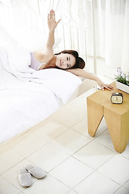 포토 JPG 스튜디오촬영 식물 직업 우먼라이프 라이프스타일 여자 화분 여유 시계 탁자 아침 실내 실내화 한명 미소 웃음 사람 동양인 상반신 20대 성인 민소매 눕기 손들기 침실 한국인 자명종 기상 침대 직장인 비즈니스우먼 상쾌 협탁 여자만 여자한명만 성인여자만 청년만 청년여자만 성인한명만 청년여자한명만 성인여자한명만 성인만 국내포토 주간 1 감정 가구 신발 상의 비즈니스 모션 표정 인종 청년 내부 생활 알람 파일형식