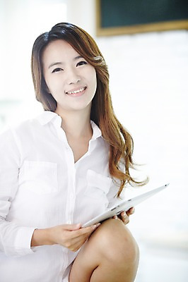 포토 JPG 스튜디오촬영 직업 우먼라이프 라이프스타일 여자 여유 와이셔츠 아침 실내 한명 미소 웃음 들기 사람 동양인 상반신 20대 성인 앞모습 아웃포커스 태블릿 주방 한국인 기상 웹서핑 직장인 비즈니스우먼 상쾌 여자만 여자한명만 성인여자만 청년만 청년여자만 성인한명만 청년여자한명만 성인여자한명만 성인만 국내포토 주간 1 감정 뷰포인트 셔츠 비즈니스 모션 촬영기법 표정 인종 청년 내부 생활 전자제품 스마트기기 파일형식