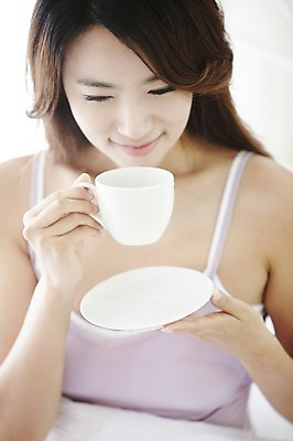 포토 JPG 스튜디오촬영 직업 우먼라이프 라이프스타일 여자 여유 커피 음료 아침 티타임 잔 실내 한명 들기 사람 동양인 상반신 20대 성인 앞모습 컵 민소매 한국인 마시기 기상 직장인 비즈니스우먼 차 커피잔 먹기 컵받침 상쾌 여자만 여자한명만 성인여자만 청년만 청년여자만 성인한명만 청년여자한명만 성인여자한명만 성인만 국내포토 주간 1 식기 감정 뷰포인트 상의 비즈니스 모션 휴식 인종 청년 내부 생활 받침대 파일형식