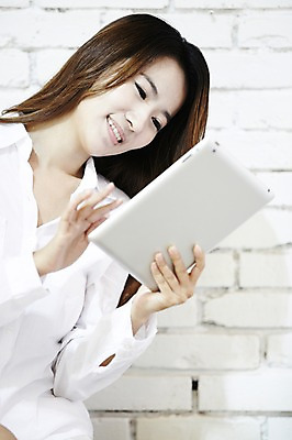 포토 JPG 스튜디오촬영 직업 우먼라이프 라이프스타일 응시 여자 여유 와이셔츠 아침 실내 한명 미소 웃음 들기 사람 동양인 상반신 20대 성인 옆모습 태블릿 주방 한국인 기상 웹서핑 직장인 비즈니스우먼 상쾌 여자만 여자한명만 성인여자만 청년만 청년여자만 성인한명만 청년여자한명만 성인여자한명만 성인만 국내포토 주간 1 시선 감정 뷰포인트 셔츠 비즈니스 모션 표정 인종 청년 내부 생활 전자제품 스마트기기 파일형식