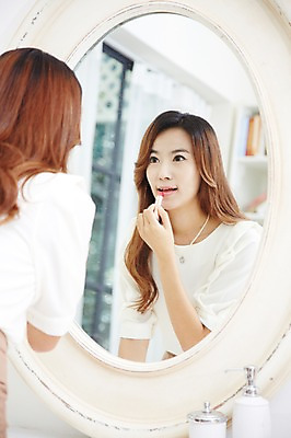 포토 JPG 스튜디오촬영 직업 우먼라이프 라이프스타일 여자 비즈니스 아침 실내 한명 들기 사람 동양인 정장 상반신 20대 성인 아웃포커스 화장 반사 화장품 거울 한국인 립스틱 직장인 비즈니스우먼 변화 바르기 화장대 출근준비 과정 여자만 여자한명만 성인여자만 청년만 청년여자만 성인한명만 청년여자한명만 성인여자한명만 성인만 국내포토 주간 1 옷 가구 컨셉 모션 촬영기법 인종 청년 내부 생활 뷰티 출근 파일형식