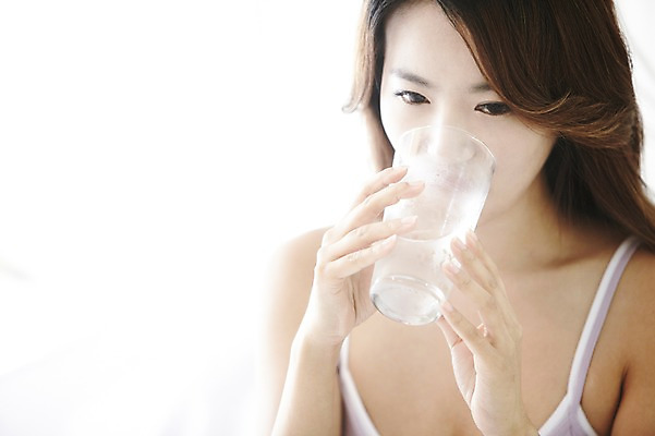 포토 JPG 스튜디오촬영 직업 우먼라이프 라이프스타일 여자 여유 아침 잔 실내 한명 들기 사람 동양인 상반신 20대 성인 앞모습 컵 물 민소매 한국인 마시기 기상 직장인 비즈니스우먼 갈증 먹기 물컵 상쾌 여자만 여자한명만 성인여자만 청년만 청년여자만 성인한명만 청년여자한명만 성인여자한명만 성인만 국내포토 주간 자연요소 1 식기 감정 뷰포인트 상의 비즈니스 모션 인종 청년 내부 생활 파일형식